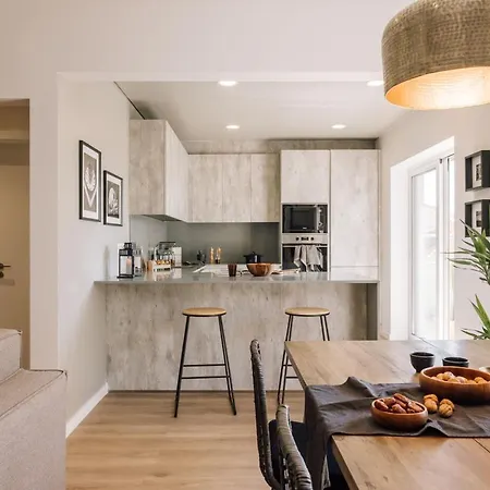 Lampoul - 2 Bedrooms And Balcony In Lapa * Лиссабон