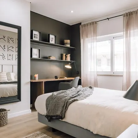 Lampoul - 2 Bedrooms And Balcony In Lapa Лиссабон