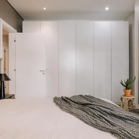 Lampoul - 2 Bedrooms And Balcony In Lapa Лиссабон