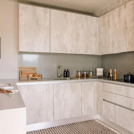 Апартаменты Lampoul - 2 Bedrooms And Balcony In Lapa Лиссабон