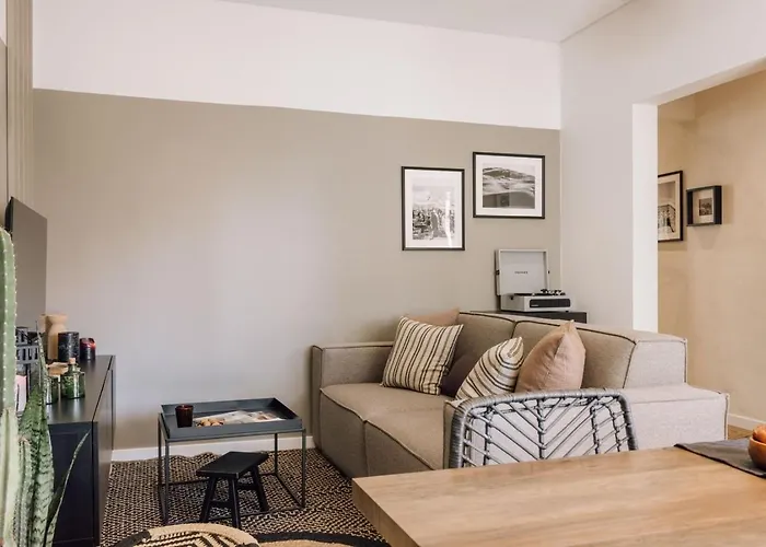 Lampoul - 2 Bedrooms And Balcony In Lapa * Lisboa