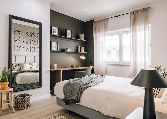 Lampoul - 2 Bedrooms And Balcony In Lapa Lisboa