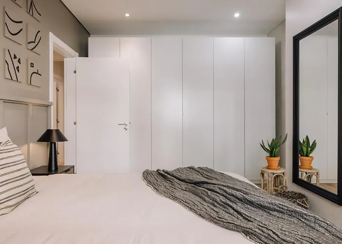 Lampoul - 2 Bedrooms And Balcony In Lapa Lisboa