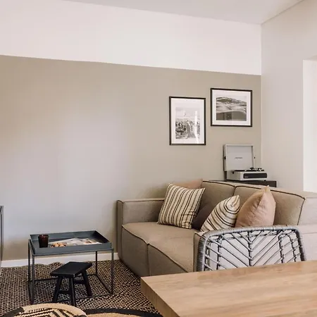 Lampoul - 2 Bedrooms And Balcony In Lapa * ליסבון