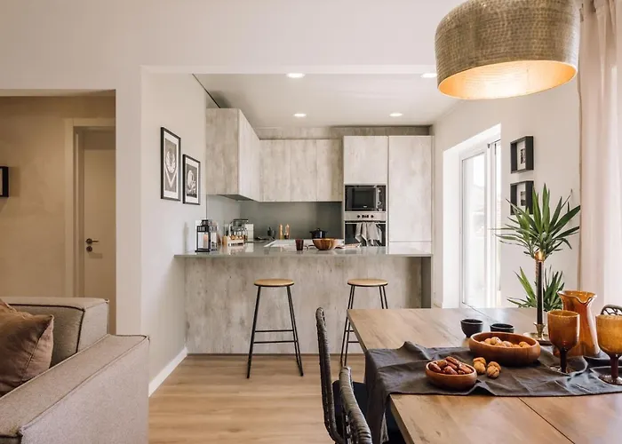 Lampoul - 2 Bedrooms And Balcony In Lapa * ליסבון