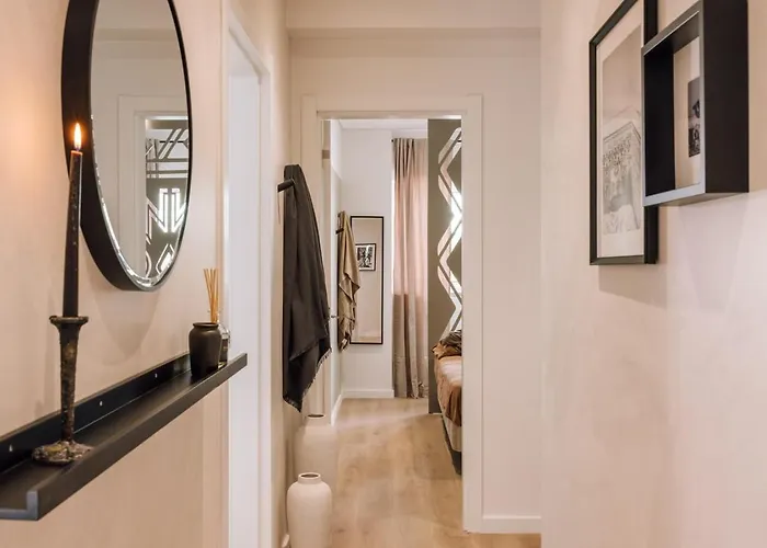 Lampoul - 2 Bedrooms And Balcony In Lapa ליסבון